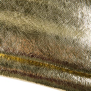 Peut inclure: Gros plan sur une matière dorée texturée avec un motif semblable à celui d'un reptile. La surface a un éclat métallique et une qualité légèrement réfléchissante. La matière semble être pliée en bas.