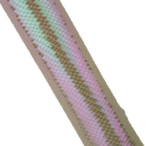 Può includere: Un oggetto cilindrico rivestito in tessuto a rete testurizzato, caratterizzato da un motivo ripetitivo di strisce color marrone chiaro e rosa e verde iridescente. Il materiale presenta una fine struttura a griglia a forma di diamante.