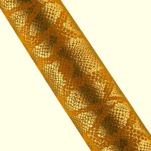 Op de afbeelding: Een cilindervormig object met een levendig geel en metallic goudkleurig slangenleerpatroon. Het oppervlak vertoont een herhalend, gestructureerd schubbenontwerp dat de gehele zichtbare lengte van het item bedekt, wat zorgt voor een consistente, gedetailleerde en reflecterende uitstraling.