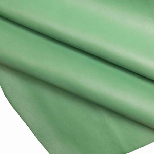 VITELLINO TURCHESE liscio - pelle naturale concia vegetale, pellame semi lucido acquamarina, morbidezza media B13487-TU La Garzarara