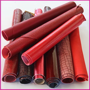 Puede incluir: Una colección de tiras de cuero rojo, algunas con una superficie texturizada, dispuestas en una pila. Las tiras son de varios anchos y longitudes.