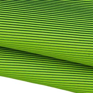 Puede incluir: Primer plano de una tela doblada con una base verde neón vibrante y rayas horizontales finas y verdes oscuras espaciadas uniformemente. La tela parece texturizada, con un ligero brillo. El patrón crea un efecto visual dinámico.
