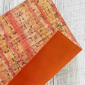 Fogli di SUGHERO naturale stampa a righe gialle, arancioni e rosse, PELLE arancione un po' ingrassata accoppiata nel retro   B942