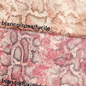 Puede incluir: Dos piezas de tela con estampado de piel de serpiente. La pieza superior es en tonos beige, rosa y marrón, con el texto "bianco/rosa/fucile". La pieza inferior es en tonos rosa, rojo y morado, con el texto "bianco/fuxia/viola".