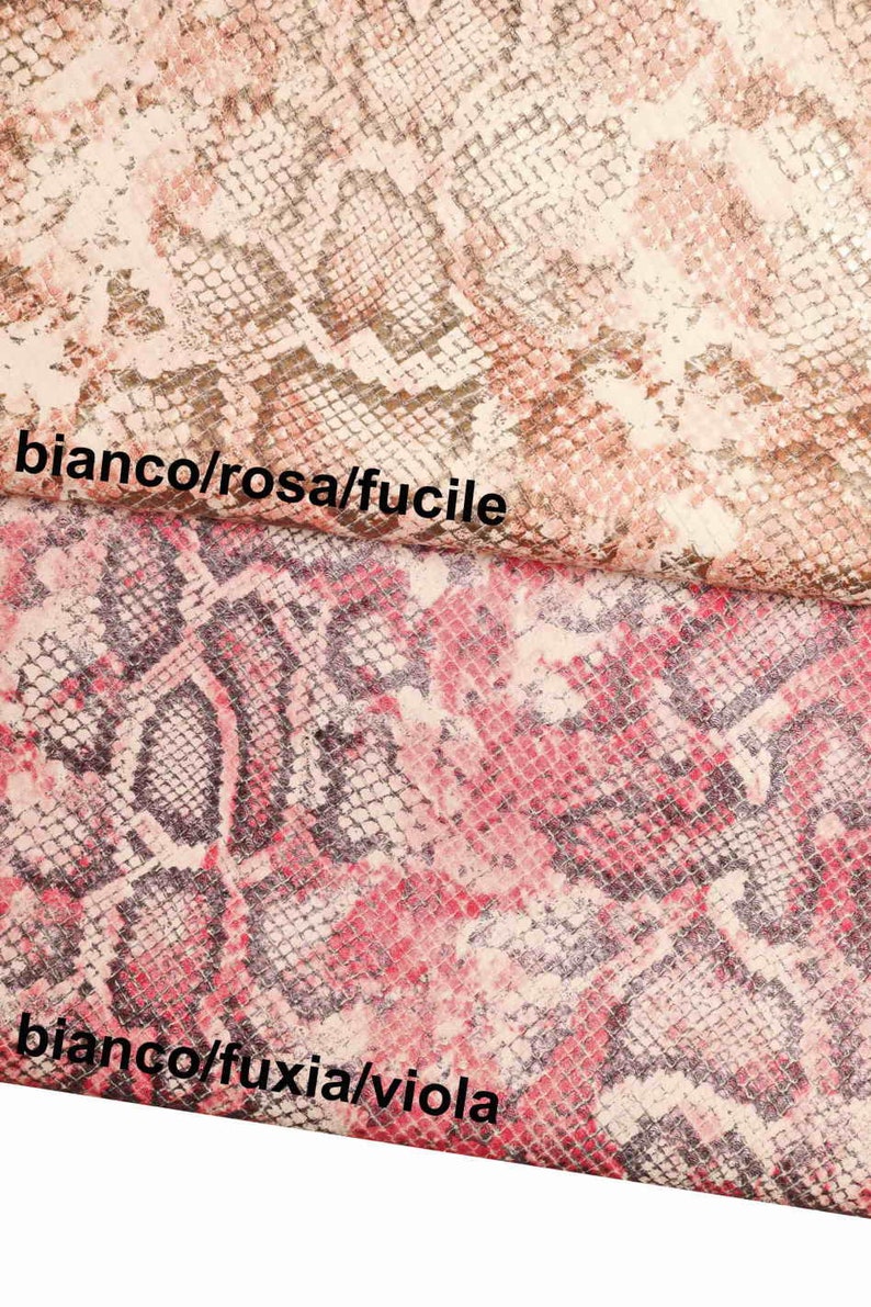 Peut inclure: Deux pi&egrave;ces de tissu avec un motif peau de serpent. Le tissu sup&eacute;rieur est beige, rose et marron, avec le texte "bianco/rosa/fucile". Le tissu inf&eacute;rieur est rose, rouge et violet, avec le texte "bianco/fuxia/viola".