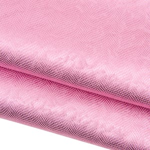 Może przedstawiać: Zestaw trzech ceramicznych kubków z nakrapianym, matowym wykończeniem. Kubki są w odcieniach kremu, jasnoszarym i ciemnoszarym. Każdy kubek ma prosty, minimalistyczny design, idealny do kawy lub herbaty.