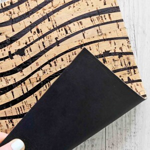Fogli di SUGHERO naturale stampa astratta col nero lucido e PELLE di vitello opaca nera accoppiata nel retro  15x12 / 25x20 / 30x30 cm  B899