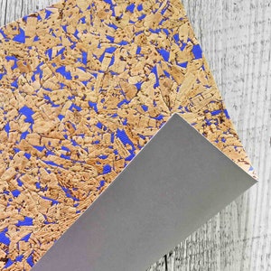 Pezzi di SUGHERO naturale con stampa astratta color lavanda e PELLE color grigio accoppiata nel retro 15x12 / 25x20 / 30x30 cm  B914