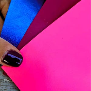 3 Ritagli di pellami unici selezionati, tinta unita, blu, rosa fluo e magenta, rifinizioni diverse pezzi come da foto  20x25 cm   RT320