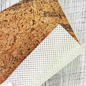 Pezzi di SUGHERO naturale stampa astratta e leggero glitter oro, PELLE bianca stampa triangoli oro accoppiata nel retro   B917