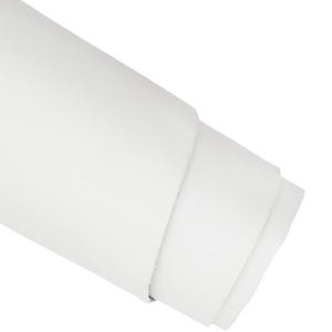Pode incluir: Um rolo de material branco sólido e liso com acabamento fosco. O material está enrolado em formato cilíndrico, apresentando uma cor branca opaca consistente em toda a superfície visível e na borda exposta da camada enrolada.