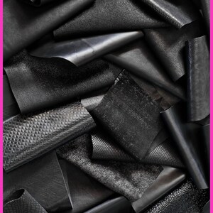 Sacchetto di ritagli di pelle miste, tonalità di NERO, stampe, lamine, fantasie e morbidezze varie  - 1/2 kg e 1 kg -  B078