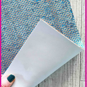 Fogli di SUGHERO naturale stampa piccoli triangoli azzurri con PELLE di vitello grigio chiaro accoppiata nel retro 25x20 cm/30x30 cm  B826