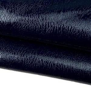 Pelle VERNICE blu stampa CRAKLE, vitello verniciato lucido, pellame 1.0-1.2 mm morbidezza media B17933-ST   La Garzarara