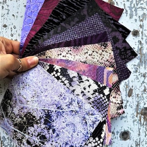 10 RITAGLI di pellami unici selezionati toni del VIOLA, pezzi di pelle assortimento stampe e fantasie come da foto RT111/B  La Garzarara