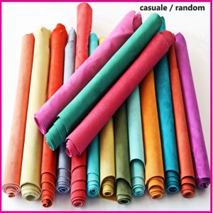 Ritagli di pellami scamosciati in colori accesi e vivaci, scampoli di camoscio lisci, scelta casuale 10 pezzi  B107  La Garzarara