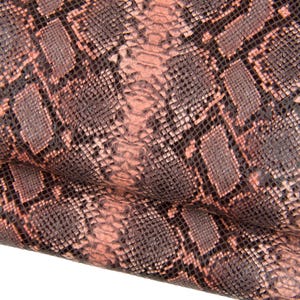 Cuir PYTHON rose saumon et gris, cuir souple imprimé serpent, cuir de veau brillant pour loisirs créatifs B18915-ST La Garzarara