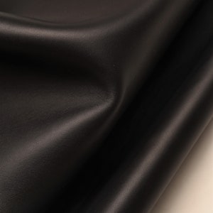 PELLAME NERO liscio, vitello sportivo con leggere venature, pelle nera rigida spessa 1.6 -1.7 mm B18099-TB  La Garzarara