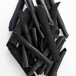 Sacchetto di ritagli di pellami in concia VEGETALE, sportivi, vintage, colore NERO, stampe varie  - 1/2 kg e 1 kg -    B050 La Garzarara