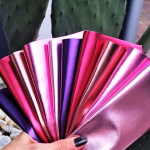 10 Ritagli di pellami unici selezionati sui toni FUCSIA, ROSA e VIOLA, pezzi di pelle laminati assortimento come da foto RT79  La Garzarara