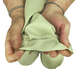 NAPPA verde pistacchio in lotti o pelli singole, pelle morbida liscia per abbigliamento, pellame agnello B17591-TU La Garzarara