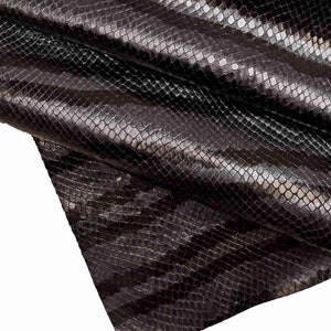 PELLE di pitone stampato blu/nero con disegno righe perlato - pellame italiano stampa serpente -rettile fantasia  B12792-ST La Garzarara