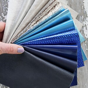 10 Ritagli di pelle BLU GRIGIO e BIANCO, selezione casuale, scampoli laminati e non, tinta unita, lisci,grana e morbidezze varie   B1543