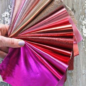 10 Ritagli di pelle ROSSO e ROSA laminata, selezione casuale metallizzati tinta unita LISCI, grana, spessori  e morbidezze varie   B1536