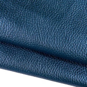 Pelle LAMINATA azzurra, pellame metallizzato con grana DOLLARO, agnello lucido blu, morbido 0.6 - 0.7 mm B16891-MT La Garzarara