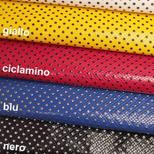 Könnte beinhalten: Fünf Stoffmuster mit schwarzen Punkten auf verschiedenen farbigen Hintergründen. Die Farben sind weiß, gelb, rot, blau und schwarz.