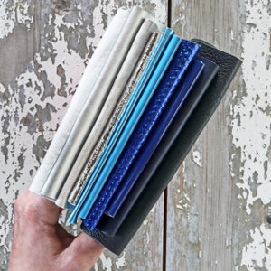 Ritagli di pelle BLU GRIGIO e BIANCO, selezione casuale, scampoli laminati e non, tinta unita, lisci,grana e morbidezze varie  300 gr B1522