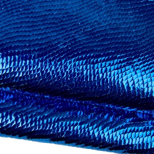 Peut inclure: Gros plan sur une matière bleu profond texturée. La surface présente un motif en forme d'écailles, avec des nuances de bleu créant de la profondeur et de la dimension. Le mot "Blu" est visible en bas.