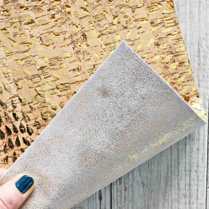 Fogli di SUGHERO naturale stampa goccie oro con PELLE laminata effetto tamponato oro e beige accoppiata nel retro  25x20 cm/30x30 cm   B829
