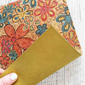 Fogli di SUGHERO naturale stampa floreale lucida  e PELLE di vitello color ocra accoppiata nel retro  25x20 / 30x30 cm  B903