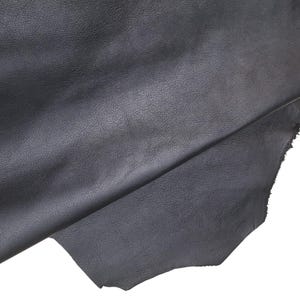 PELLAME NERO grandi dimensioni, vitello morbido bottalato, pelle nera sportiva 187 x 155 cm, spessore 1.2 - 1.3 mm B17209-TB La Garzarara
