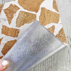 Fogli di SUGHERO naturale stampa giraffa e PELLE laminata stampata argento accoppiata nel retro  25 x 20 / 30 x 30 cm  B908  La Garzarara