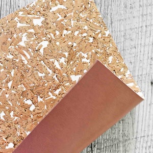 Pezzi di SUGHERO naturale con stampa astratta color bianco e PELLE color rosa antico accoppiata nel retro 15x12 / 25x20 / 30x30 cm  B916