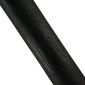 Op de afbeelding: Een zwarte riem met een fijn, getextureerd kruisarceringpatroon over het gehele oppervlak. Het materiaal oogt duurzaam en mat, met een consistente donkere tint over de gehele lengte van de band, met subtiele variaties in lichtreflectie.