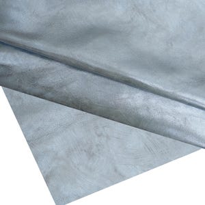Pellame metallizzato celeste grigiastro, vitello laminato stampa effetto PENNELLATA, pelle scamosciata luminosa morbida B16735-MT(ST)