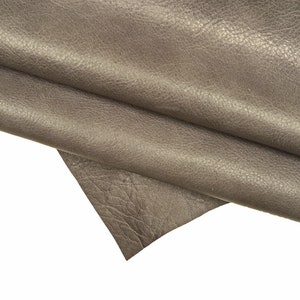 Pellame grigio morbido, vitello sportivo con leggera grana piccola, pelle lucida effetto stropicciato con chiaro scuri   B16052-TU