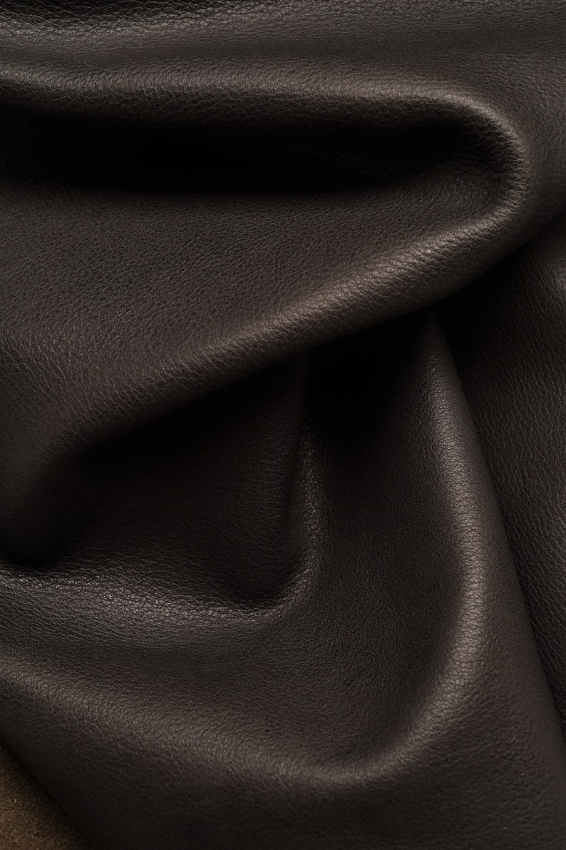 Italian leather soft skin A4221-VT La Garzarara sporty looking semi-glossy with a little deer texture dark grey hides