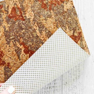 Fogli di SUGHERO naturale stampa astratta e PELLE base bianca stampata triangolini oro accoppiata nel retro  15x12 / 25x20 / 30x30 cm  B895