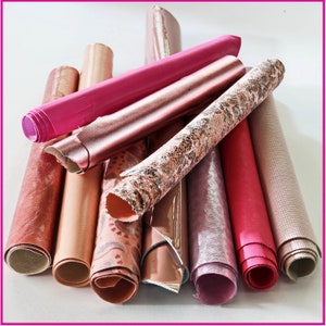 Peut inclure: Un ensemble de rouleaux de tissu dans différentes nuances de rose et d'or rose. Le tissu a différentes textures, y compris lisse, texturé et à motifs.