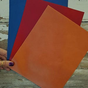 3 Pezzi di pellami unici selezionati nei colori blu, rosso e cuoio , assortimento scampoli come da foto 25 x 20 cm RT284  La Garzarara