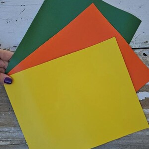 3 Pezzi di pellami unici selezionati nei colori arancio, giallo e verde , assortimento scampoli come da foto 25 x 20 cm RT285  La Garzarara