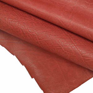 Pelle italiana, mezzo vitello rosso scuro stampa bufalo rugato, semi lucido, rigido, look vintage/sportivo B13240-VT La Garzarara