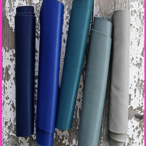 5 ritagli di pellami unici selezionati, pezzi di pelle di vitello liscio assortimento nei toni del BLU come da foto    RT121   La Garzarara