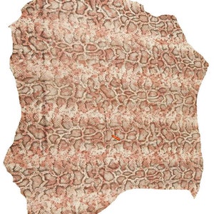 Peut inclure: Une pi&egrave;ce de cuir avec un motif peau de serpent dans les tons de blanc, rose et marron. La forme irr&eacute;guli&egrave;re du cuir est visible. Le texte "bianco/rosa/fucile" est en bas.