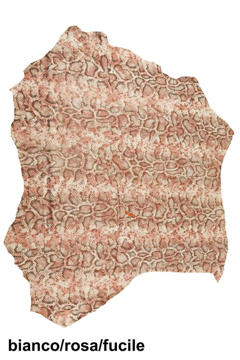 Peut inclure: Une pi&egrave;ce de cuir avec un motif peau de serpent dans les tons de blanc, rose et marron. La forme irr&eacute;guli&egrave;re du cuir est visible. Le texte "bianco/rosa/fucile" est en bas.
