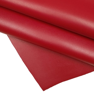 PELLE VITELLO rosso scuro, pellame classico liscio pieno fiore con leggere stropicciature, morbido, abbastanza lucido B14123-TU La Garzarara